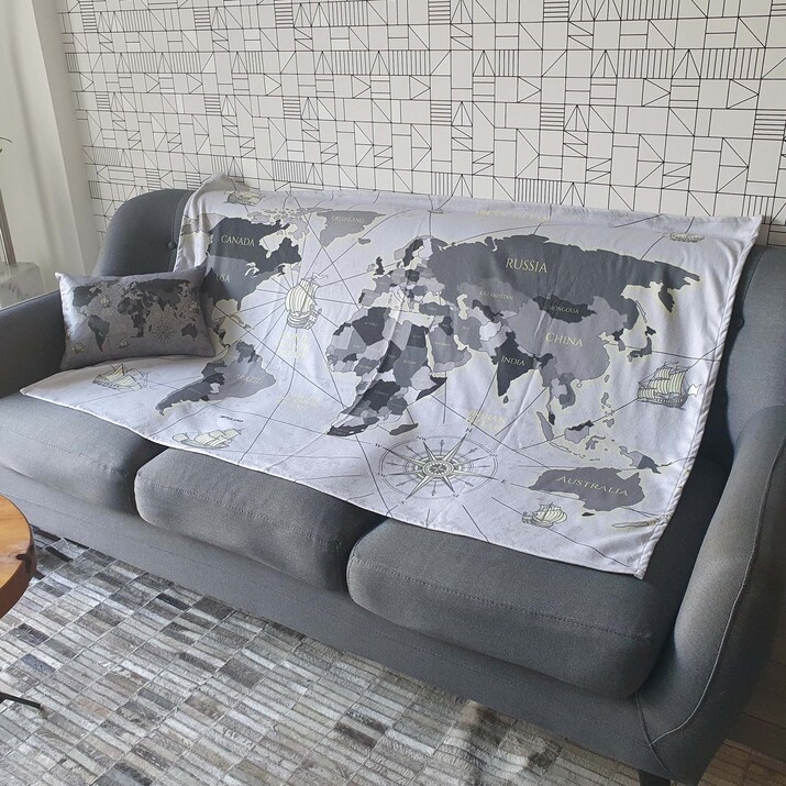 20% OFF - COMBO POCHOCLERO NUEVO! MANTA CON SOBRE + ALMOHADON - MAPA GRIS